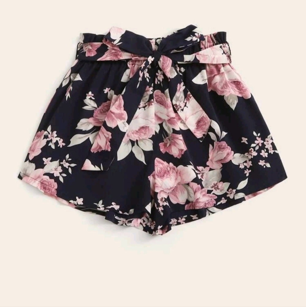 Paperbag waist floral shorts. Size medium